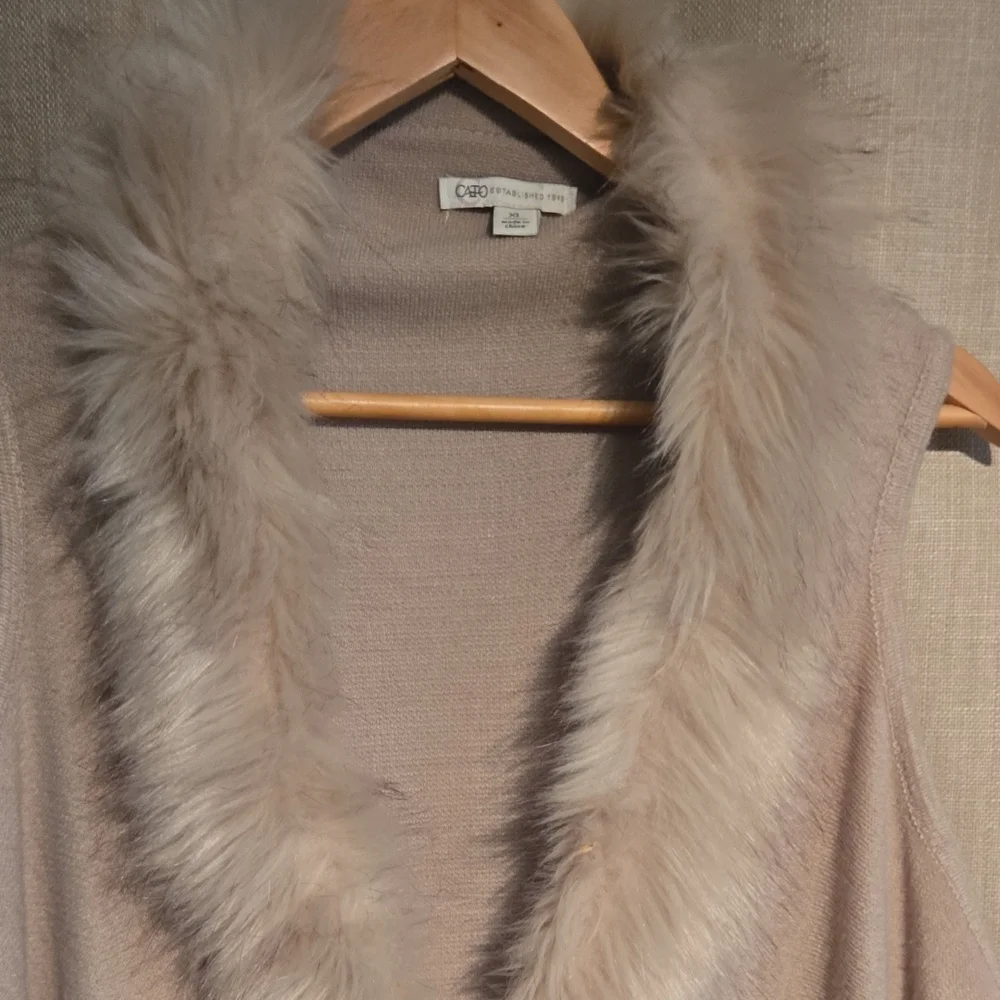 Cato Cream Sleeveless Cardigan with Faux Fur Trim - Picture 3 of 4